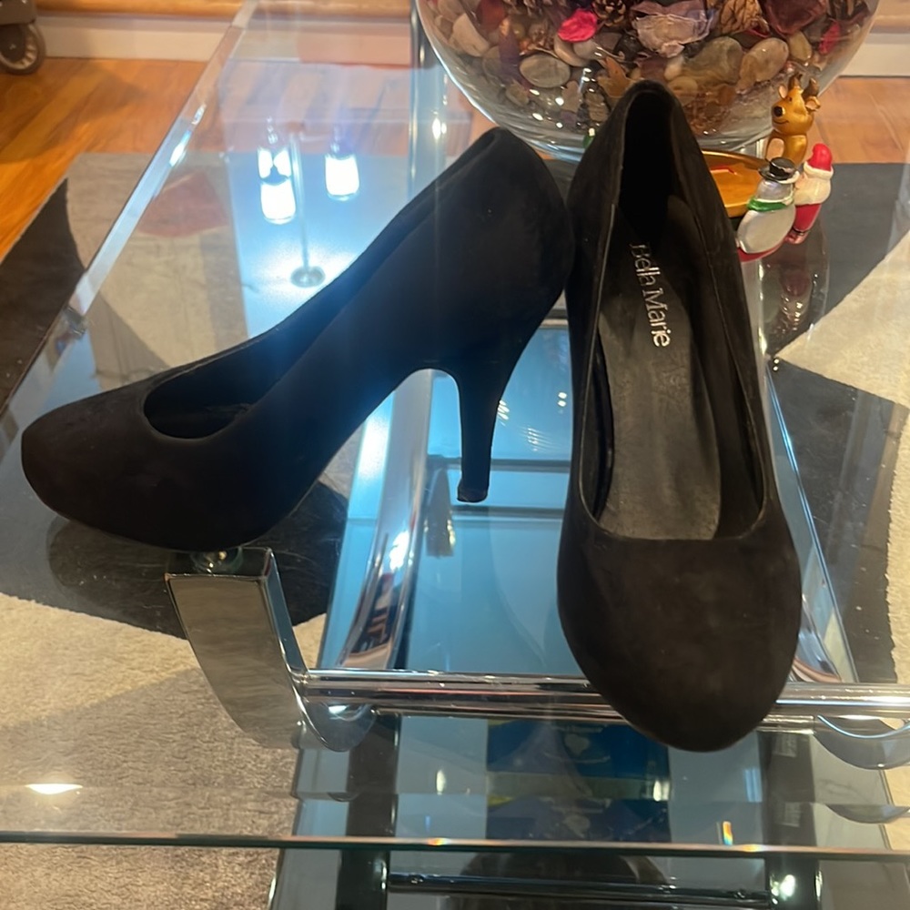Black suede pump